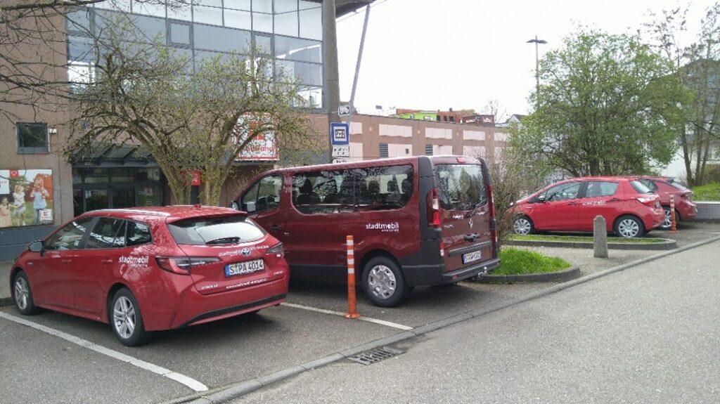 Kleinbus am Bahnhof Marbach