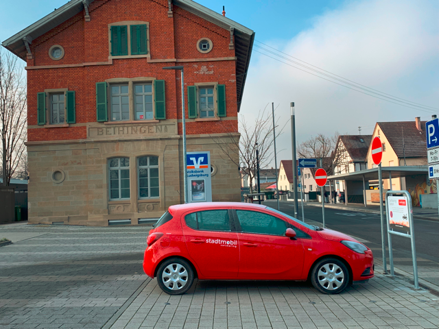 StadtMobil-Auto vor Bahnhof Freiberg