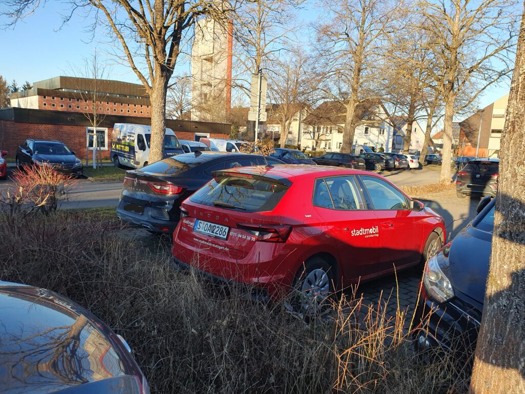 Skoda Fabia auf dem Parkplatz am Friedhof in Neuhausen