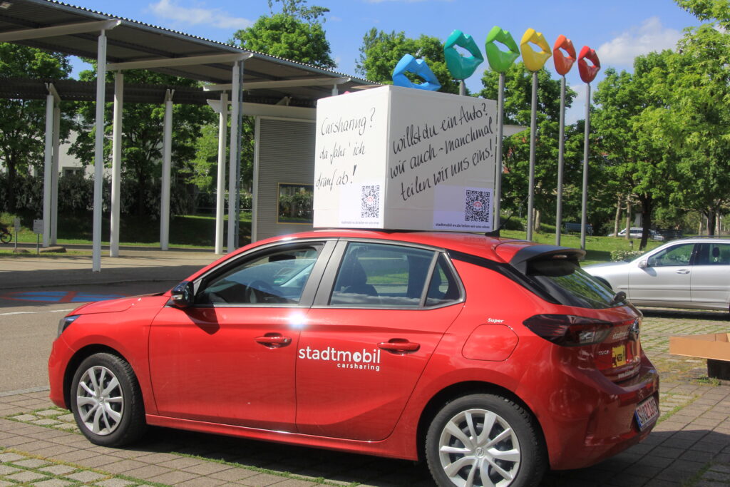 Stadtmobil-Auto mit Werbe-Würfel
