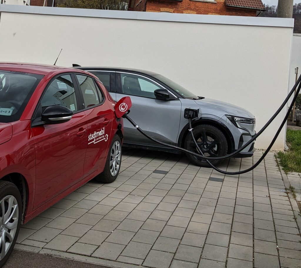 e-Auto am Ladekabel